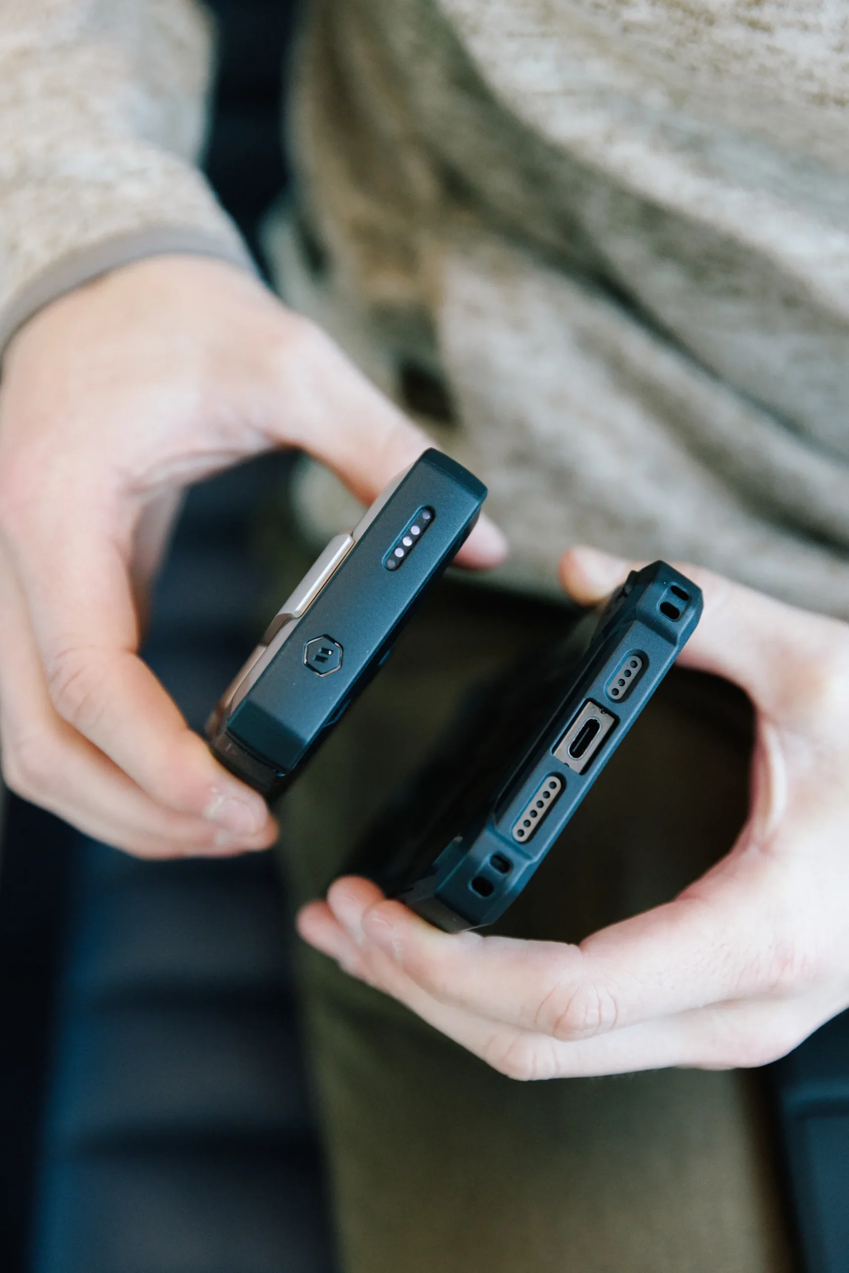 Sạc dự phòng không dây UAG SRGE Rugged 10000mAh hỗ trợ MagSafe, có chân đế