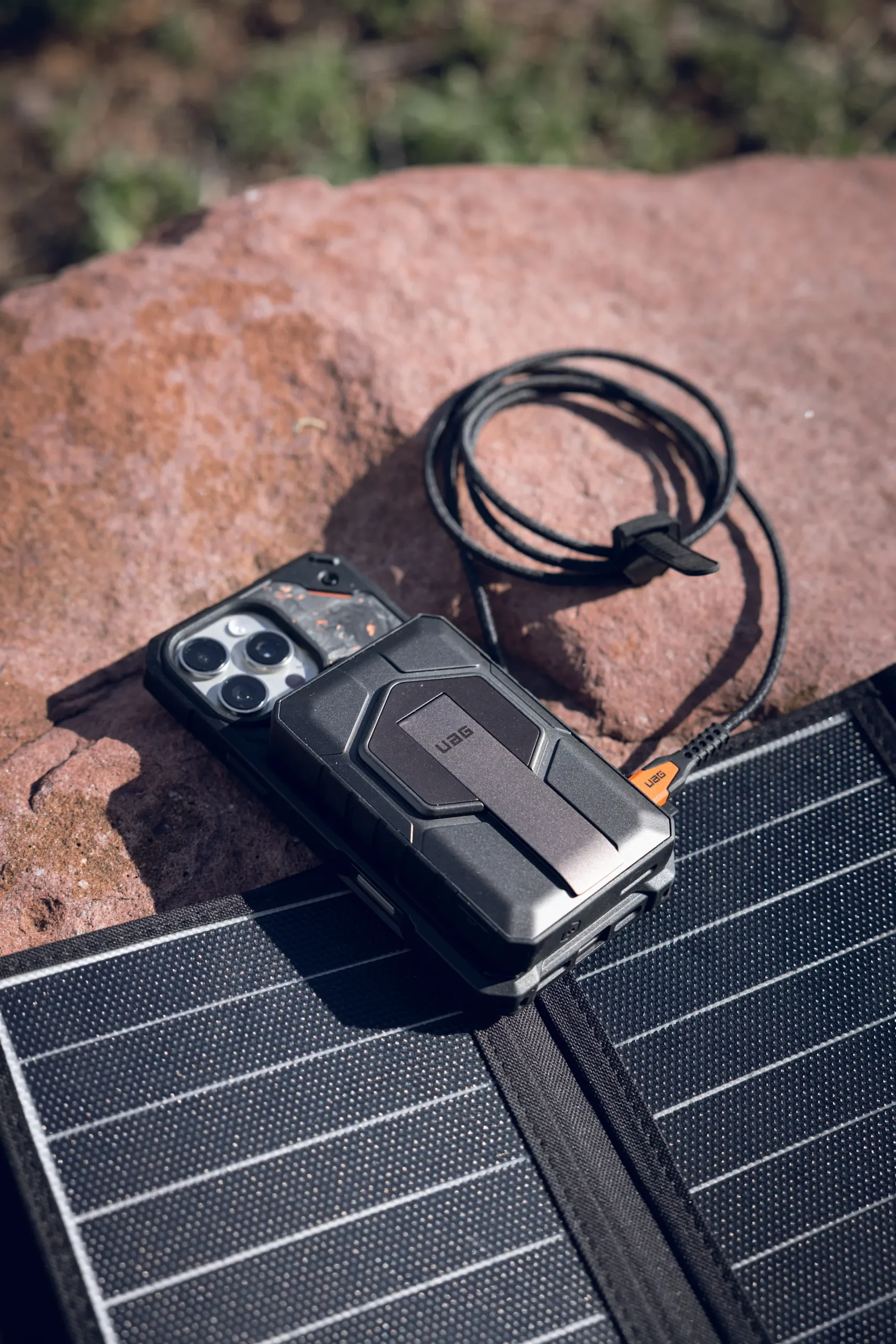 Sạc dự phòng không dây UAG SRGE Rugged 10000mAh hỗ trợ MagSafe, có chân đế