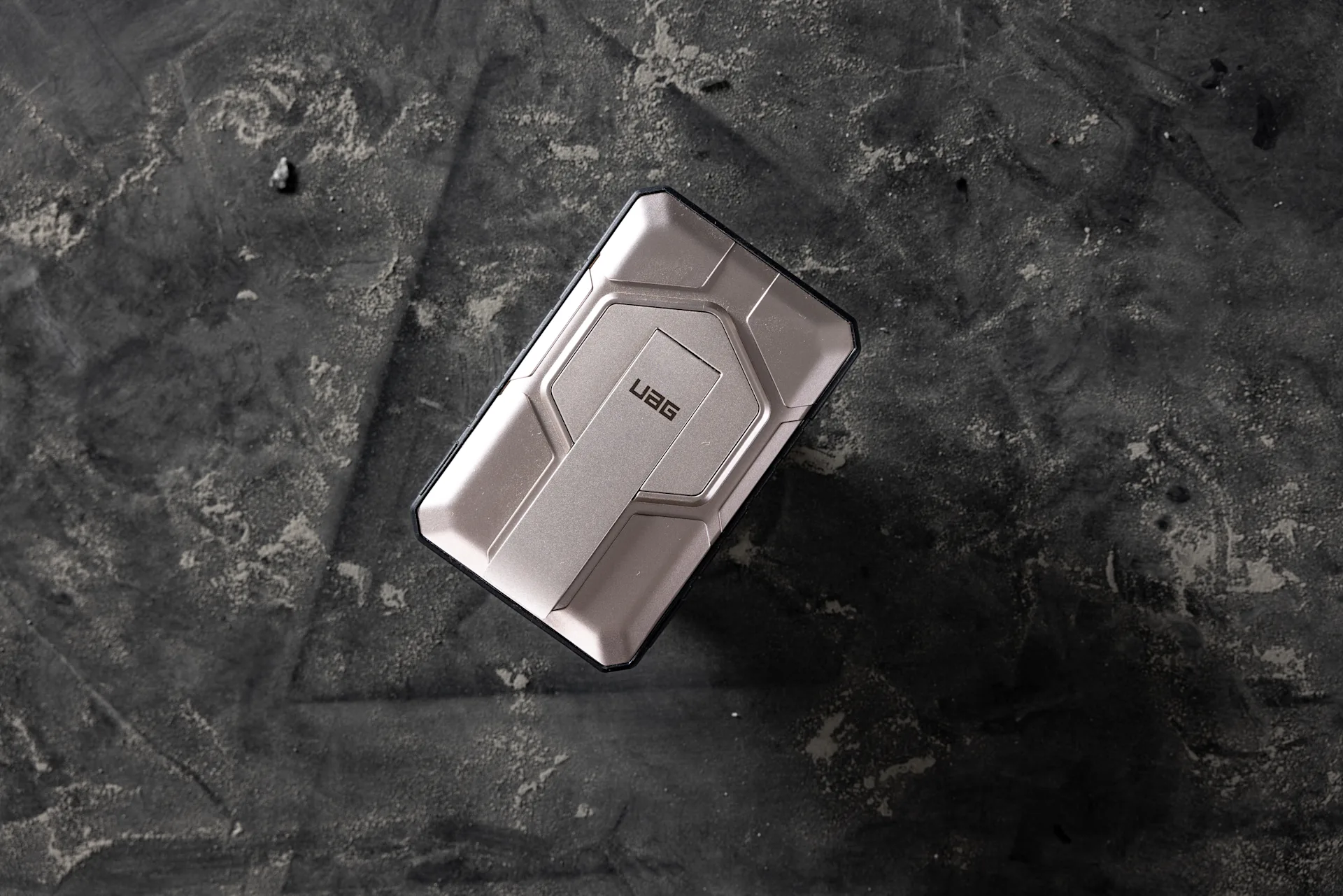 Sạc dự phòng không dây UAG SRGE Rugged 10000mAh hỗ trợ MagSafe, có chân đế