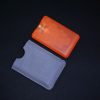 Genki Saya Swipe – bình xịt lau màn hình mini tích hợp túi microfiber đen, logo GENKI dập nổi, đầu xịt màu cam
