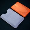 Genki Saya Swipe – bình xịt lau màn hình mini tích hợp túi microfiber đen, logo GENKI dập nổi, đầu xịt màu cam