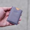 Genki Saya Swipe – bình xịt lau màn hình mini tích hợp túi microfiber đen, logo GENKI dập nổi, đầu xịt màu cam