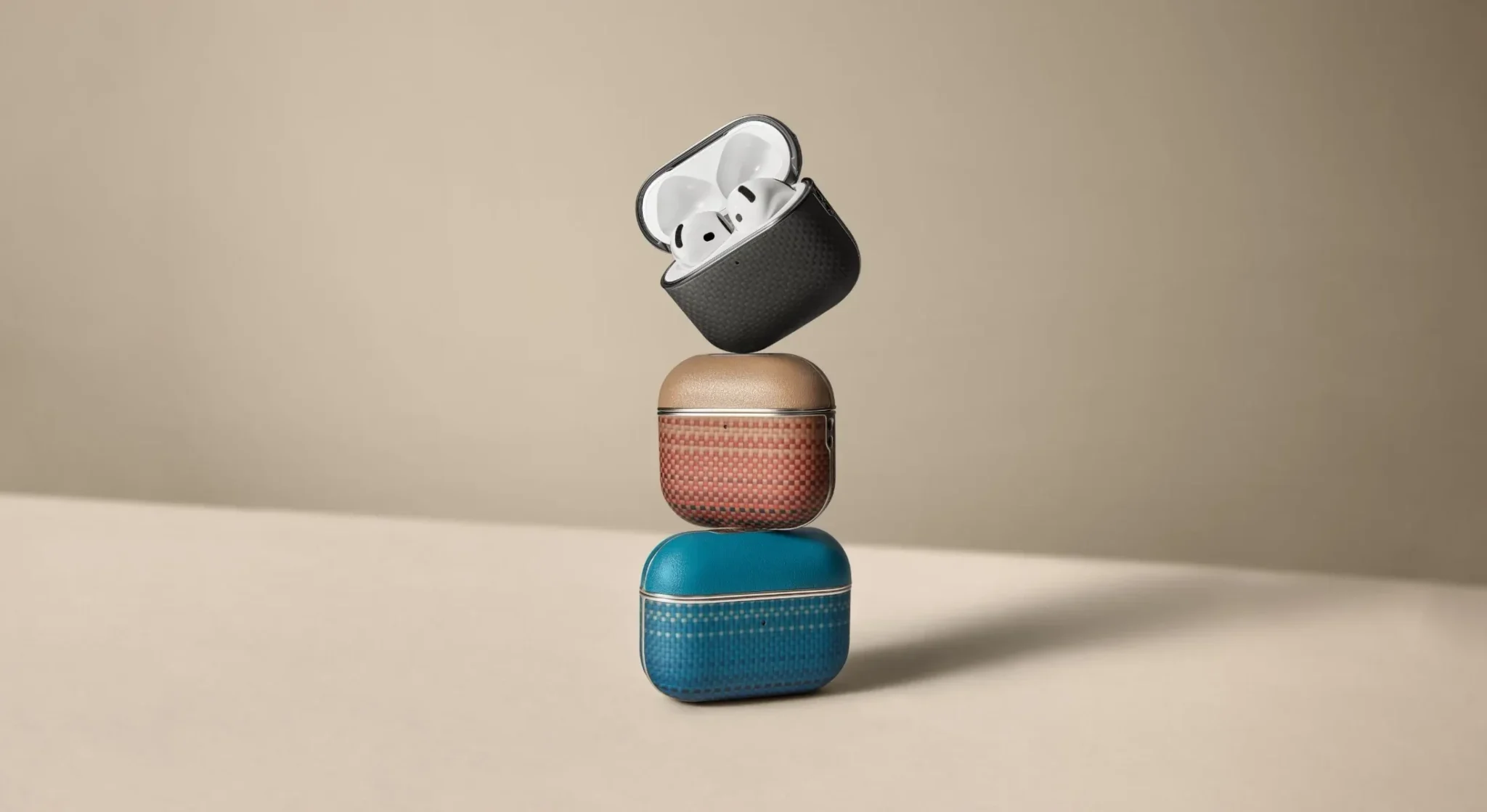 Ốp PITAKA Aramid Fiber cho AirPods 4 – thiết kế Dual-Touch da PU + sợi Aramid, hỗ trợ MagSafe, bảo vệ toàn diện