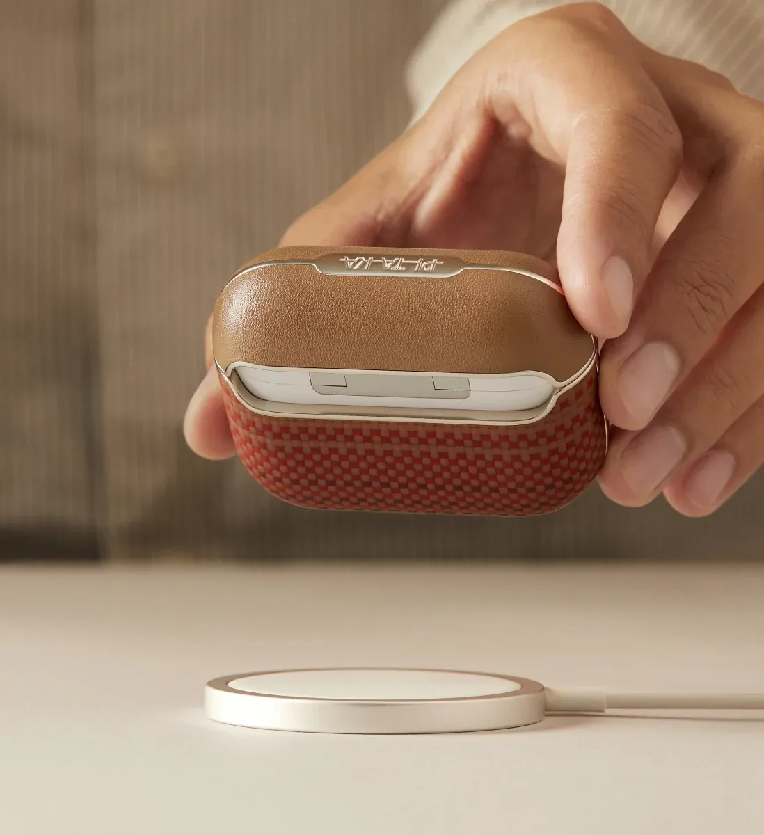 Ốp PITAKA Aramid Fiber cho AirPods 4 – thiết kế Dual-Touch da PU + sợi Aramid, hỗ trợ MagSafe, bảo vệ toàn diện