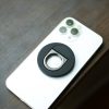 Vòng giữ điện thoại Magnetic PITAKA Grip 3 gắn trên iPhone, dùng làm tay cầm và giá đỡ dọc ngang