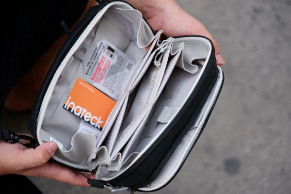Túi đựng phụ kiện Inateck Travel Electronic Accessory Bag AB03010 mở phẳng 180 độ